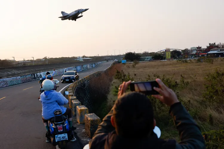 民眾2日在新竹基地附近觀賞幻象2000-5戰機。路透社