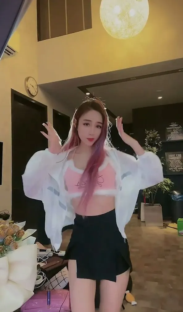 長髮辣妹甜美外型、惹火身材。IG@jennifer_suicide.j 提供