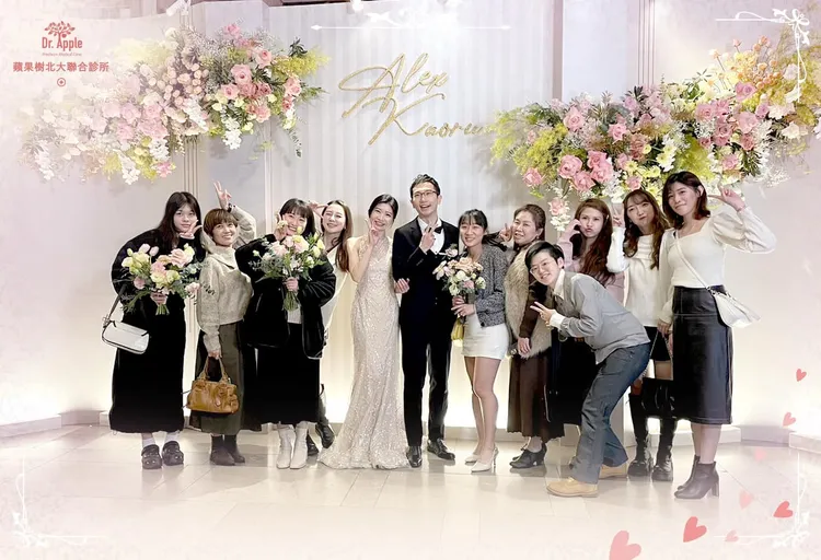 診所人員貼出婚宴照，恭賀蒼藍鴿永浴愛河。翻攝自蘋果樹北大分院臉書