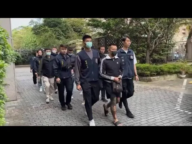 官男等人依法送辦。翻攝畫面