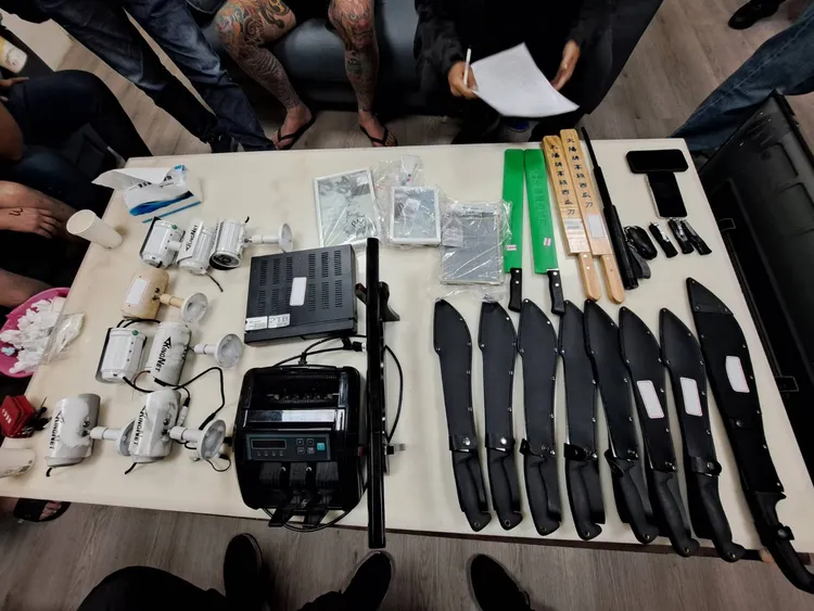 警方於現場搜索到的相關證物。翻攝畫面