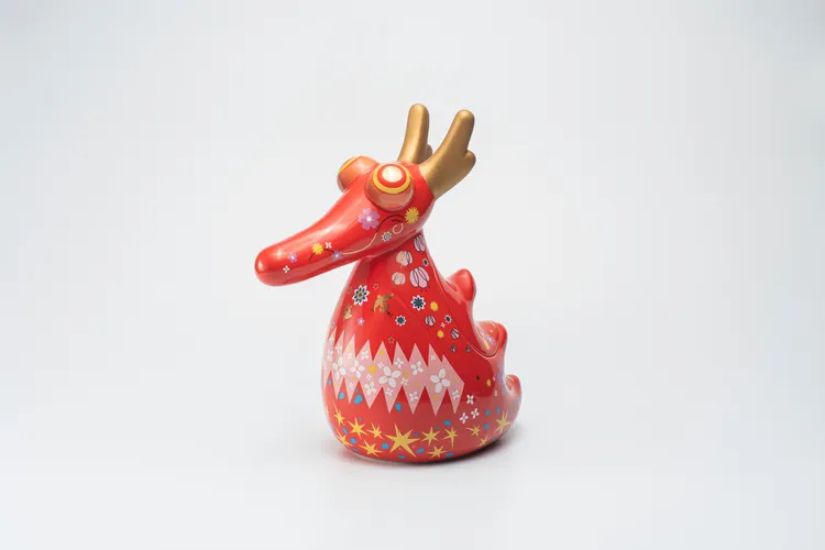 「畫龍點金瓷器禮盒」以喜氣洋洋大紅色的祥龍造型點上純金。宏亞食品提供