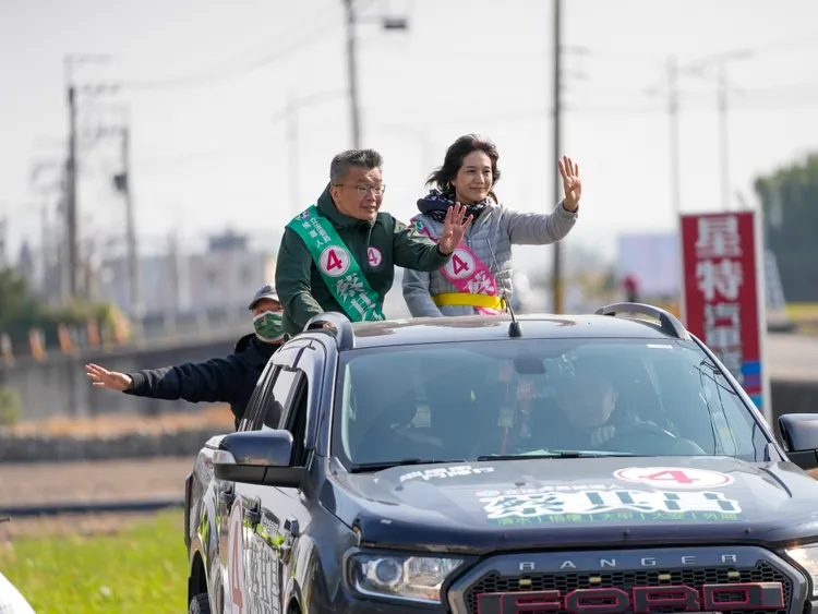 蔡其昌偕同妻子黃玉廷車掃拜票。蔡其昌競總提供