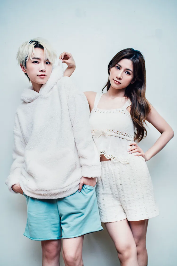 惟晨(左起)、以悠翻唱徐佳瑩的暈船神曲。索尼提供