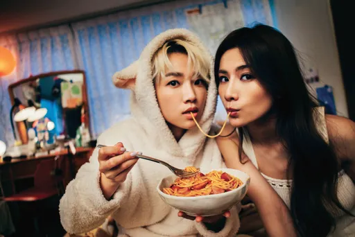 晨悠半夜穿睡衣嗨吃義大利麵畫面曝光 翻唱金曲歌后暈船神曲