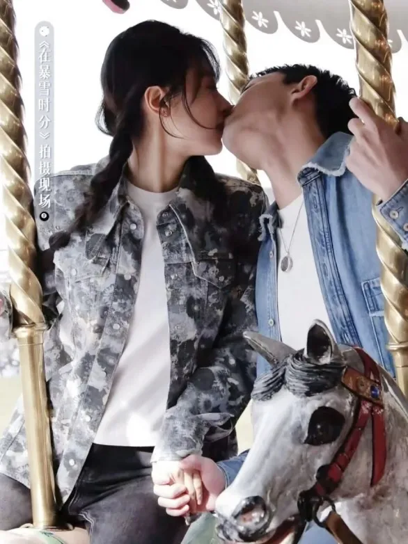 吳磊、趙今麥旋轉木馬吻拍得唯美浪漫。翻攝《在暴雪時分》微博