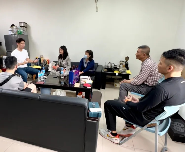 華裔青年談起募款緣由，屏二分隊長李炯佑悲從中來，感嘆無法兌現與隊員說要一起看NBA的願望。讀者提供。