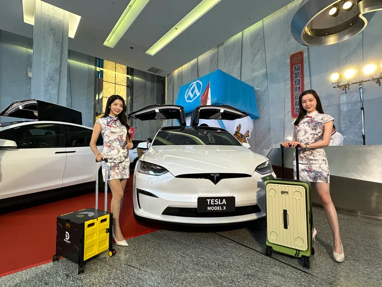 福袋大獎有4台百萬汽車。陳怡文攝