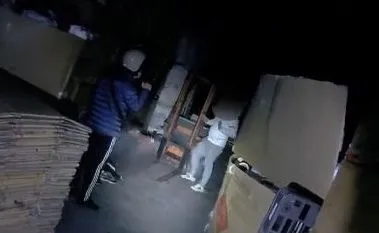 警方逮捕賭客。蘆竹警分局提供