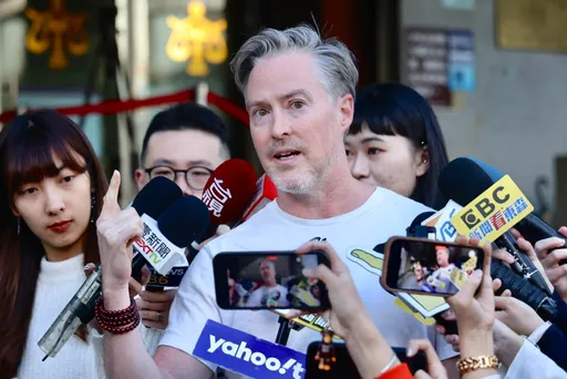 夏克立駁斥家暴　反指黃嘉千「自己用手刮臉」