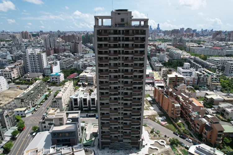 「慶旺山湖觀」基地臨路退縮，無論室內外建材配置高檔，屬近年來極為罕見單層2戶住家規劃。慶旺建設提供