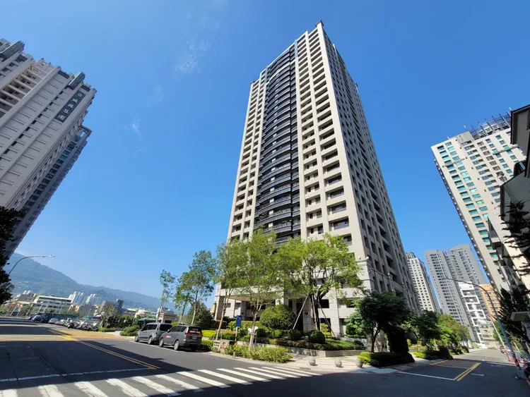 慶旺建設在高雄推出高峰會系列，成為當地指標建築。葉家銘攝