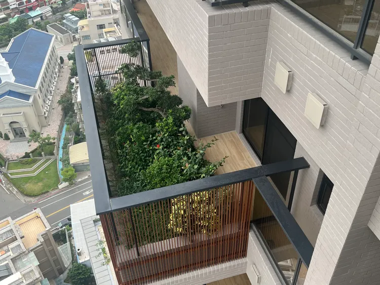 住家規劃有景觀陽台，而環景視野也可遠眺澄清湖與圓山美景。葉家銘攝