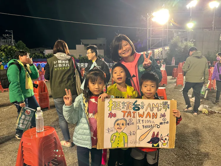 有媽媽帶著孩子與孩子的畫作一同出席造勢。潘袁詩羽攝