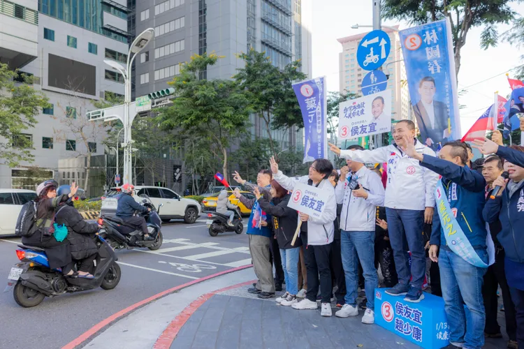 板橋立委候選人葉元之與林國春到場，與侯友宜向上班通勤族尋求支持。侯辦提供