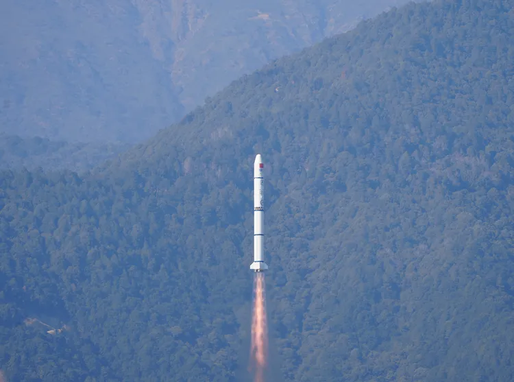 中國1月9日下午發布長征二號火箭搭載衛星升空畫面。新華社