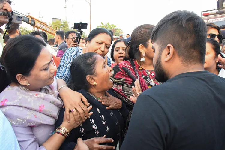 家屬趕到湖邊悲憤不已。路透社