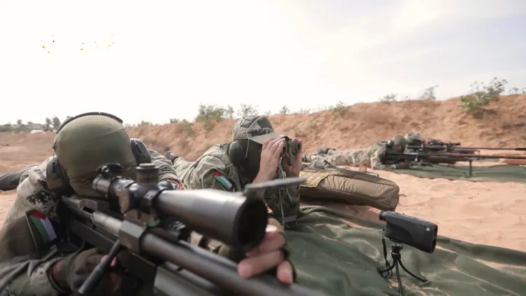 以色列軍方官員指出，已經破解了哈瑪斯武器來源。圖為哈瑪斯戰士使用伊朗AM-50「獵人」（Sayyad）大型狙擊槍。美聯社