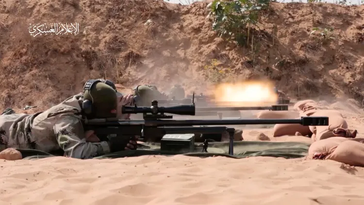 哈瑪斯戰士使用伊朗AM-50「獵人」（Sayyad）大型狙擊槍。美聯社