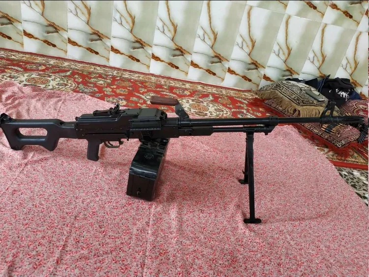 在黑市販售的中國的80式機槍（伊朗版的PKM-T80）。翻攝X@CalibreObscura