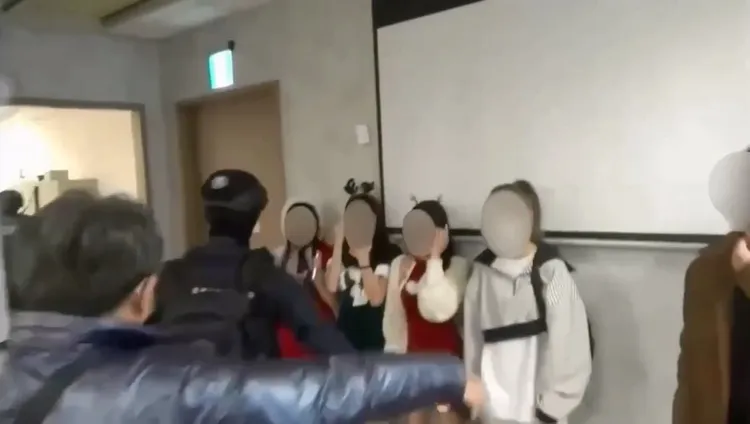 職業賭場雇用8、9年級年輕美眉穿著火辣聖誕裝擔任荷官。民眾提供