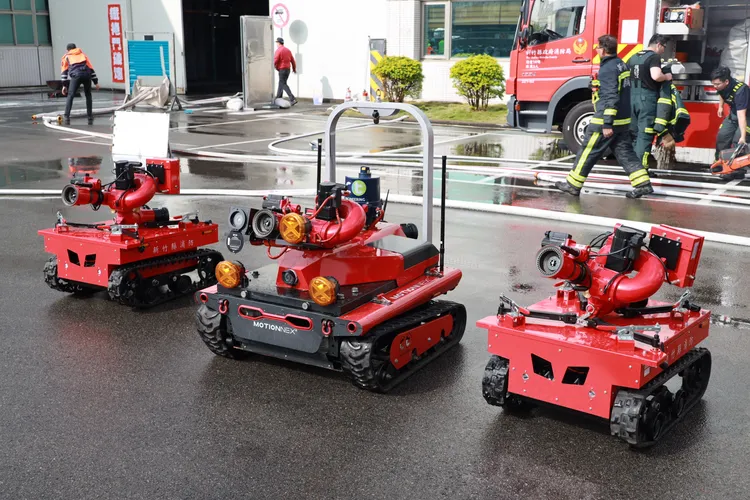 演習現場搭配消防機器人。新竹縣消防局提供