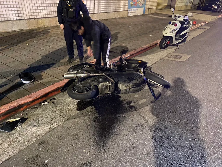 向男衝撞後棄車逃逸。翻攝畫面