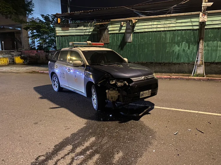 巡邏車車頭遭撞毀損。翻攝畫面