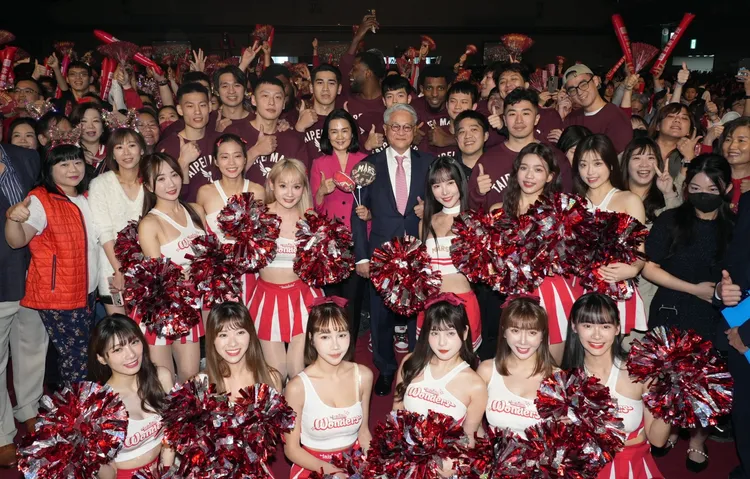 台新金控董事長吳東亮、夫人彭雪芬與臺北台新戰神職業籃球隊球員和Taishin Wonders啦啦隊合影。業者提供