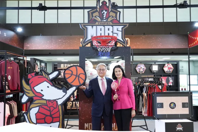 台新設置「台新戰神商品區」及「認真故事館」，董事長吳東亮與夫人彭雪芬參觀合影。業者提供