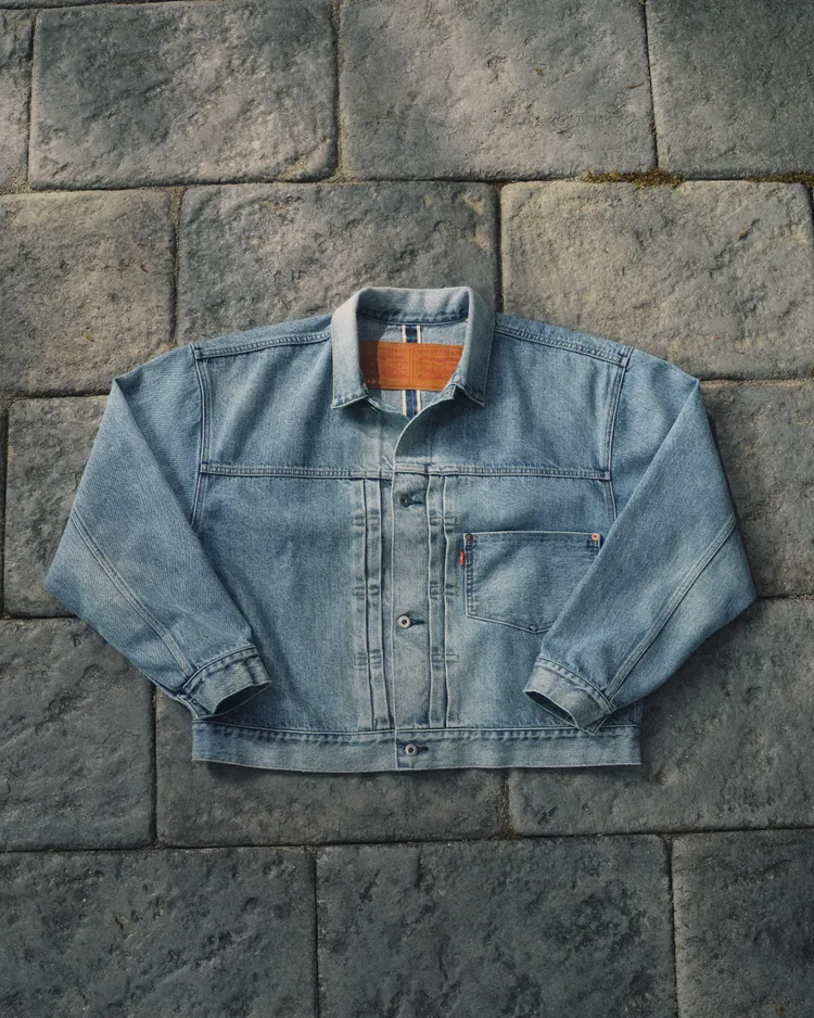 經典排釦設計精簡成4顆金屬鈕釦、限定皮標為原先的2倍寬度。品牌提供