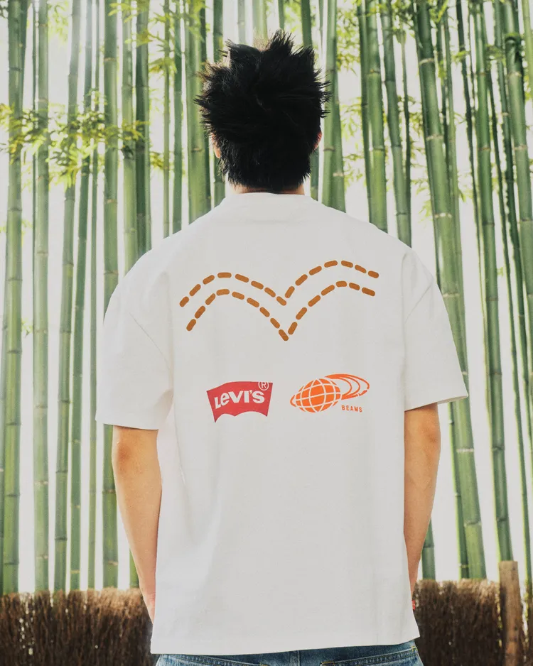 圓領圖紋TEE背後印有聯乘膠囊系列Logo與獨特鷹赤弧線圖紋。品牌提供