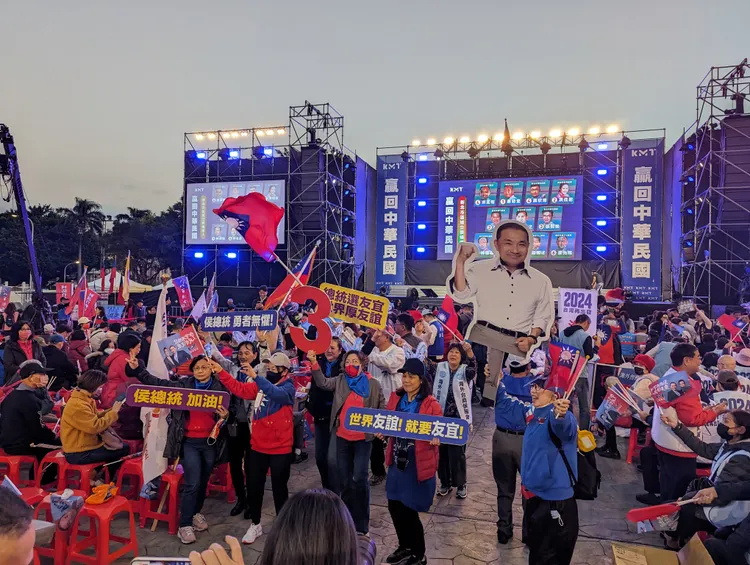 現場女粉舉起侯友宜看板狂舞。蘇柏銓攝