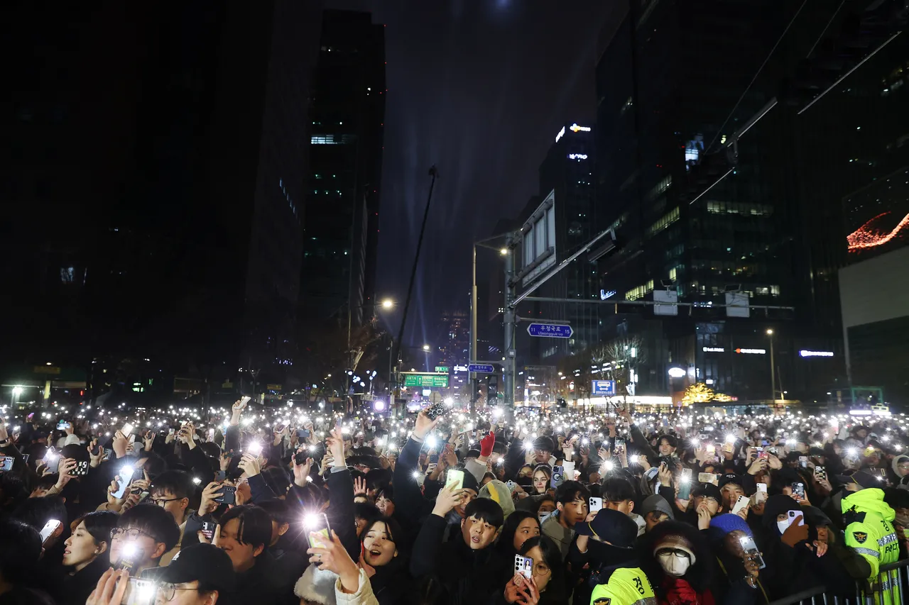 民众全部举起手机打灯。路透社