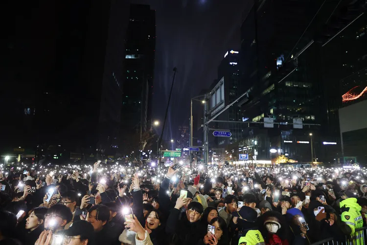 民眾全部舉起手機打燈。路透社