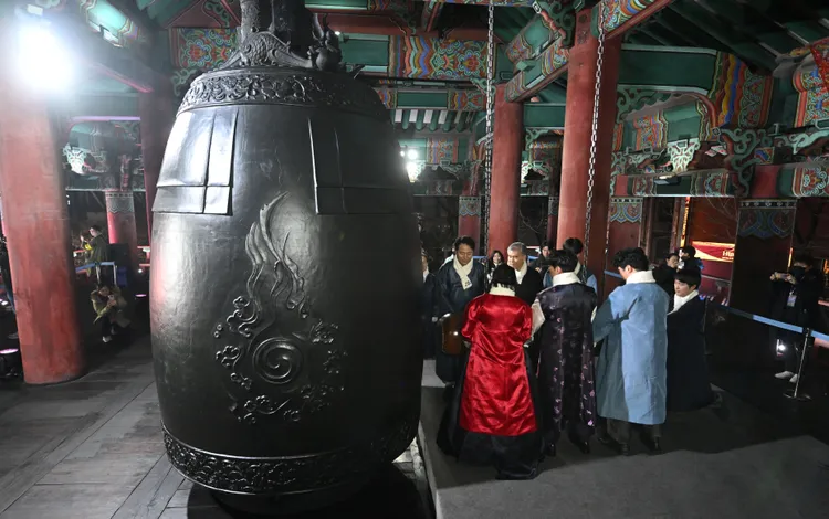 首爾市長率市民代表敲鐘祈福。路透社