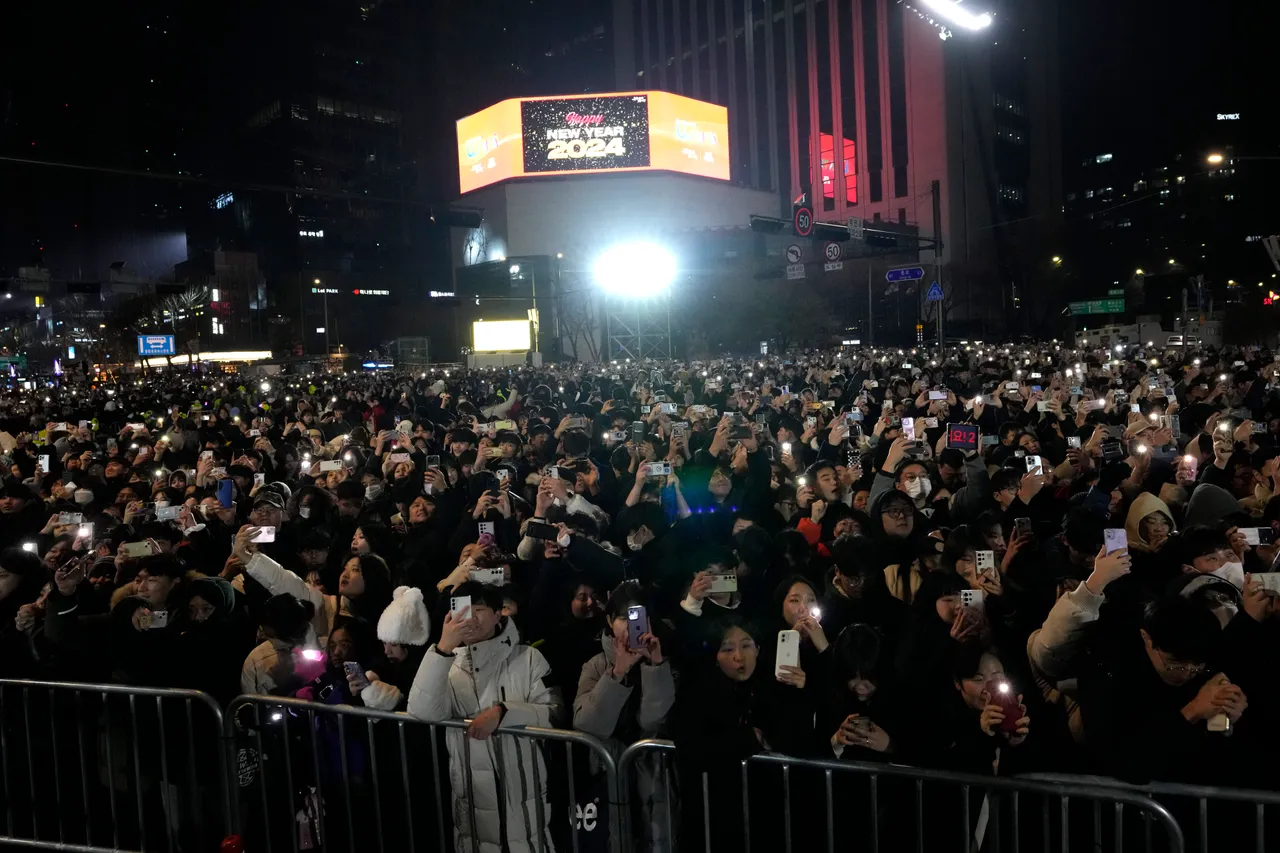 南韩民众高举手机拍摄，留下跨年回忆。美联社