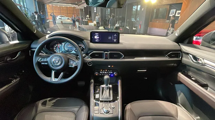 在既有細膩的日式工藝質感座艙中，24年式MAZDA CX-5再針對便利科技配備予以升級強化。25T AWD GT PREMIUM內裝也採用全新銀色金屬蜂巢紋飾板、灰色縫線點綴的環艙皮革飾板。林浩昇攝