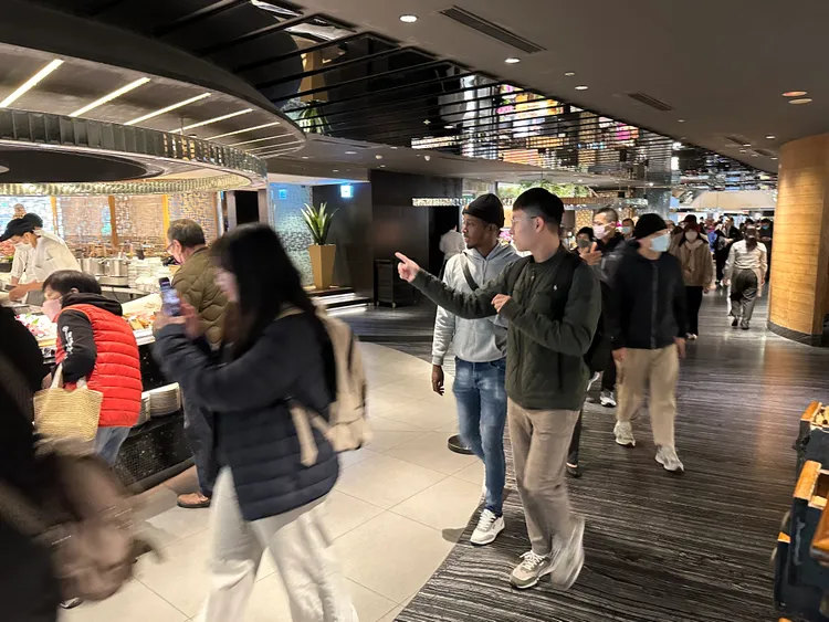 泰市場進駐首日人潮湧入。陳怡文攝