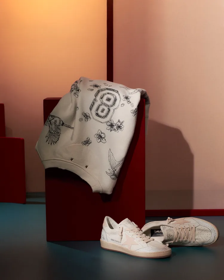 白色衛衣以復古的黑色縫線繡出梅花、龍以及數字8等象徵好運的圖樣。品牌提供