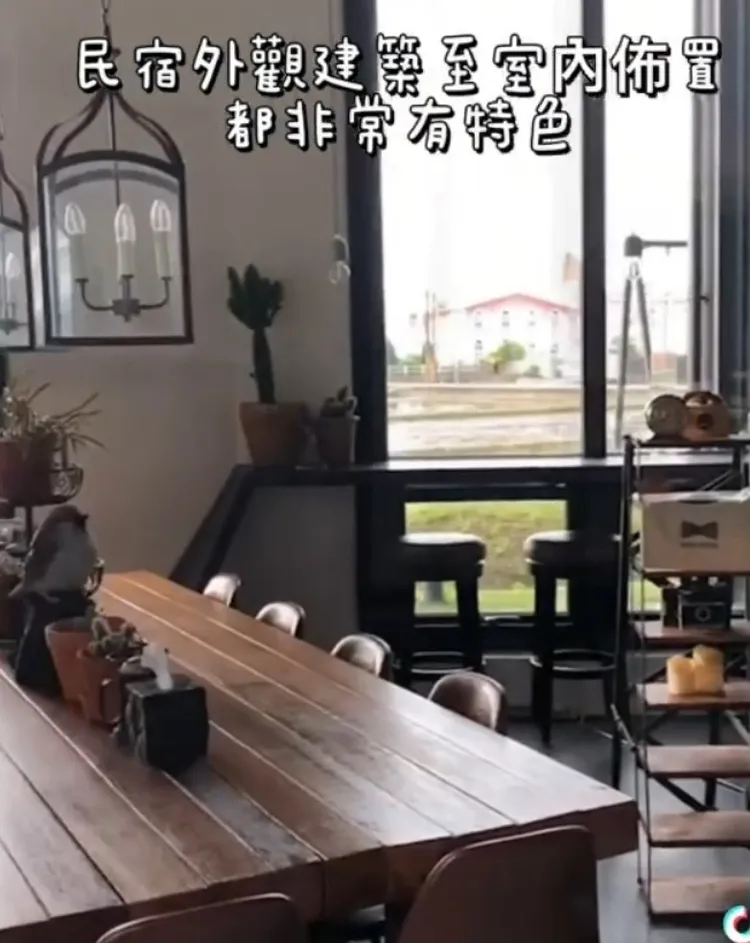 黑宅咖啡吃吃下午茶，稻田間落地窗光線非常充足，很適合拍張網美照。TikTok@roseforever1 提供