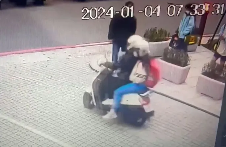 母女檔騎車出門，王姓弟弟(上著黑衣者)已在場埋伏。翻攝臉書大內壢生活分享