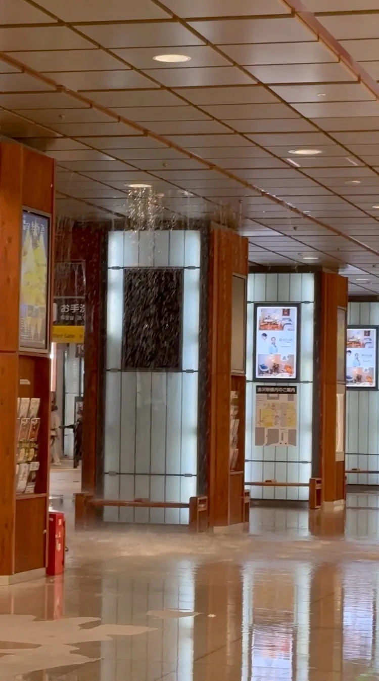 日本強烈地震後，JR金澤站水管爆裂，屋頂漏水。路透社/ IG @hsu.tw