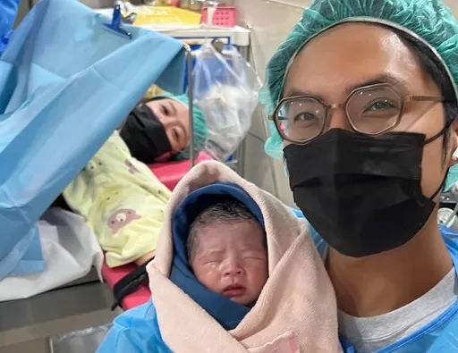 恭喜!洪詩愛女誕生入懷淚流不止 尪李運慶:刻意維持的淡定崩潰了