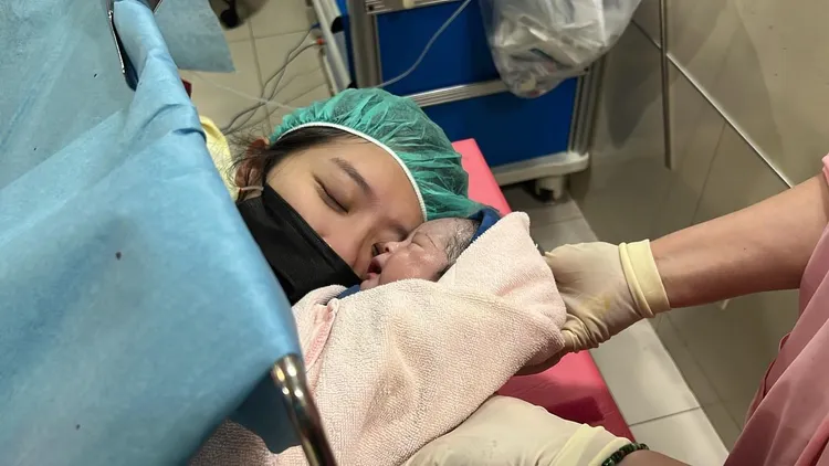 洪詩看到哺哺健康就哭了。翻攝李運慶臉書