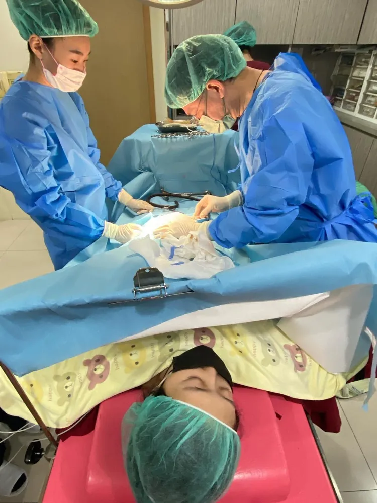 洪詩生產過程曝光。翻攝李運慶臉書