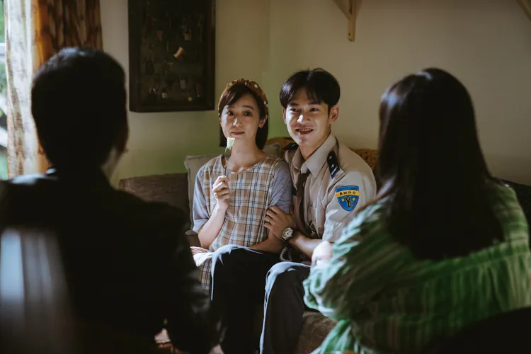 林子熙（左）、張書豪劇中是一對夫妻。CATCHPLAY提供