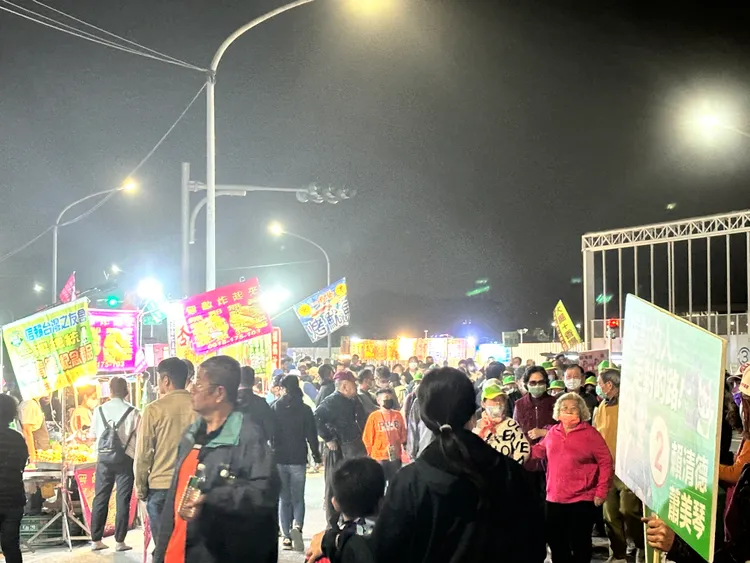 現場長出小型夜市。潘袁詩羽攝