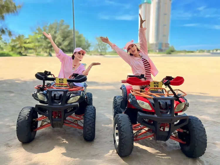 利菁、葉璦菱一起玩沙灘車。三立提供