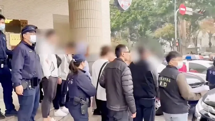 警方將現場2名員工、20名賭客依賭博罪移送法辦。民眾提供